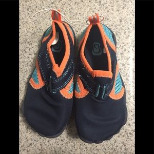 Children’s Place water shoes 8